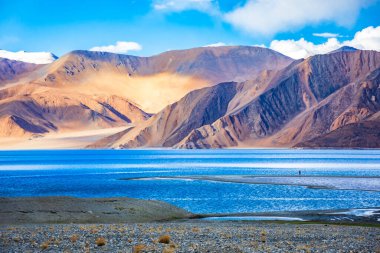  Dağları ve Pangong Tso Gölü 'nü gösteren manzara gün batımında Leh, Ladakh, Hindistan' da..