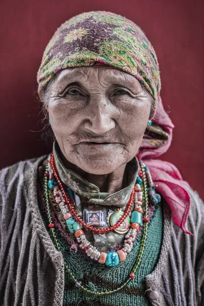 Manali Índia Abril 2017 Retrato Uma Velha Tibetana Campo Refugiados — Fotografia de Stock