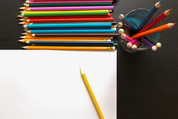 Színes ceruzák és papírlapok — Stock Fotó