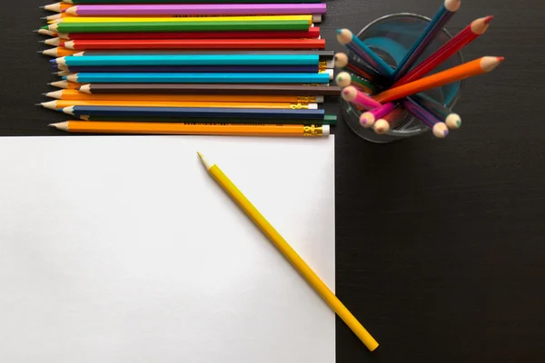 renkli kalemler ve kağıt yaprağı