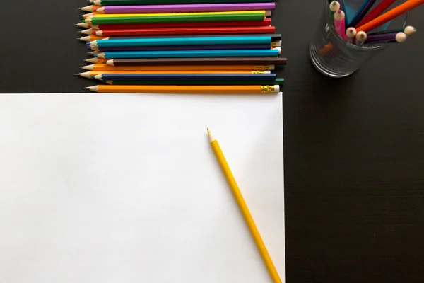 renkli kalemler ve kağıt yaprağı