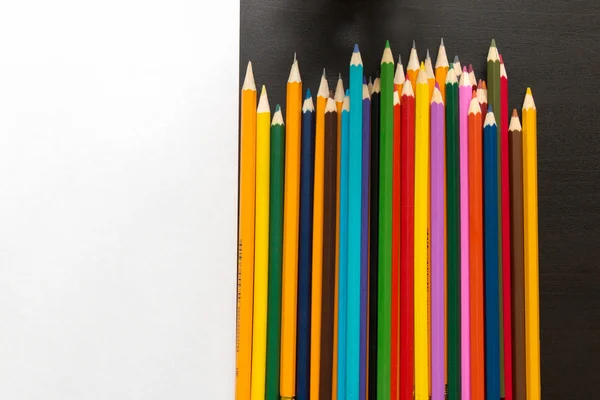 Színes ceruzák és papírlapok — Stock Fotó