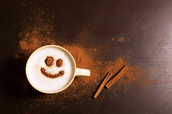 Xícara de café com padrão de sorriso de canela — Fotografia de Stock