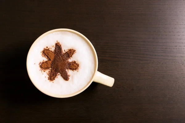 Kopp kaffe med blommönster av kanel — Stockfoto