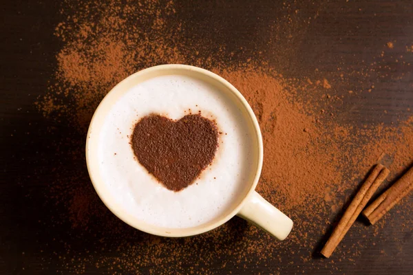Šálek kávy se vzorem srdce skořice — Stock fotografie