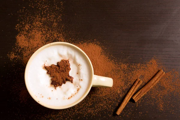 Fincan kahve tarçın akçaağaç yaprak desenli