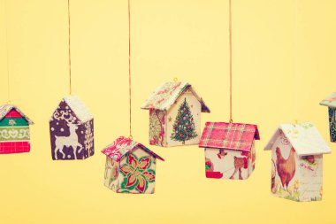 Köknar ağacı süsle: Noel süsleri el yapımı evler