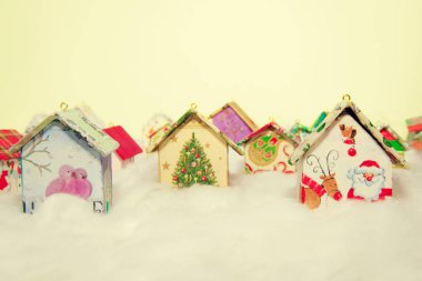 Köknar ağacı süsle: Noel süsleri el yapımı evler