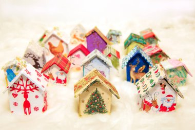 Köknar ağacı süsle: Noel süsleri el yapımı evler