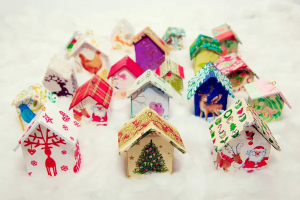 FIR tree dekoration: handgjorda hus med Christmas Ornament — Stockfoto