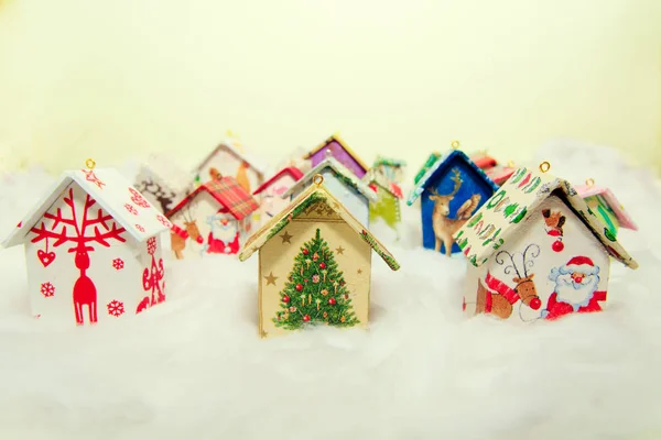 Decorazione albero di abete: case fatte a mano con ornamenti natalizi — Foto Stock