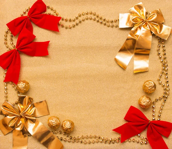 Neujahr und Weihnachten Hintergrund aus Goldpapier und Dekorationen — Stockfoto