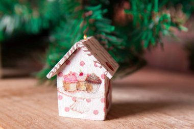 Köknar ağacı süsle: el yapımı Noel süsler ile evler