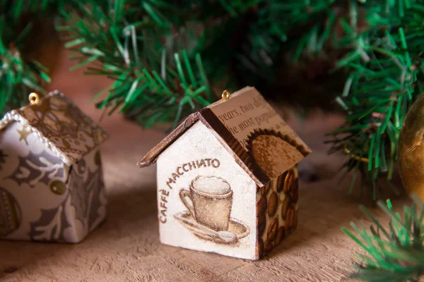 Köknar ağacı süsle: el yapımı Noel süsler ile evler