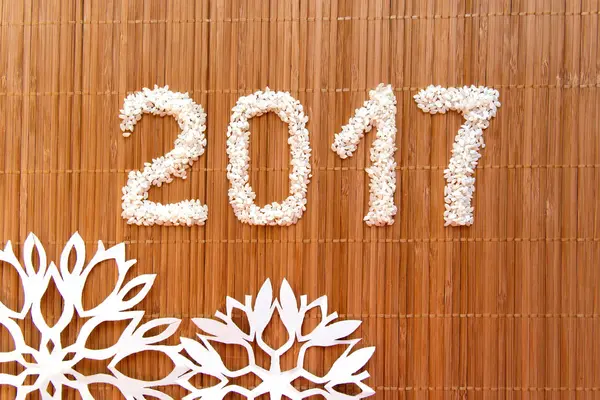 Noel ve yeni yıl bileşimi pirinç ve mat kar taneleri