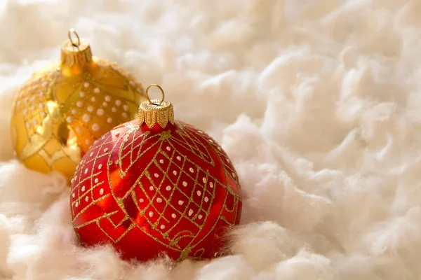 Neujahr und Weihnachten: Tannenbaumkugeln in Watte — Stockfoto
