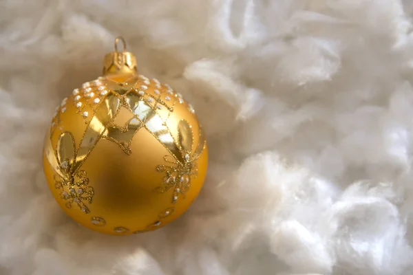 Nový rok a Vánoce složení: jedle strom koule v vata — Stock fotografie