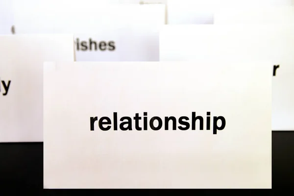 Word Relación en una tarjeta de papel blanco rodeada de otras palabras. Concepto de prioridades y valores — Foto de Stock
