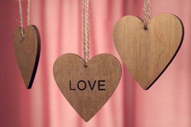 Word ile Sevgililer günü ahşap Kalpler, pembe arka plan seviyorum