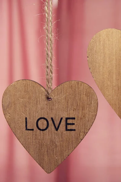 Word ile Sevgililer günü ahşap Kalpler, pembe arka plan seviyorum