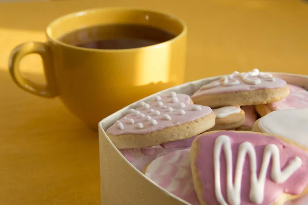 Kopp te och kakor med glasyr i form av hjärta. Valentin — Stockfoto