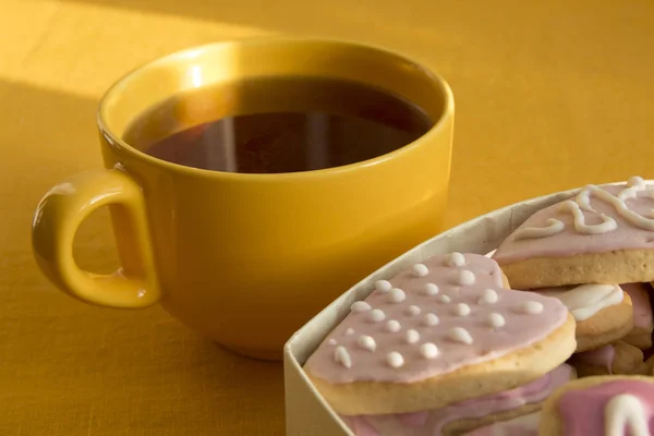 Kopp te och kakor med glasyr i form av hjärta. Valentin — Stockfoto