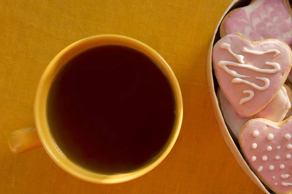Kopp te och kakor med glasyr i form av hjärta. Valenti — Stockfoto