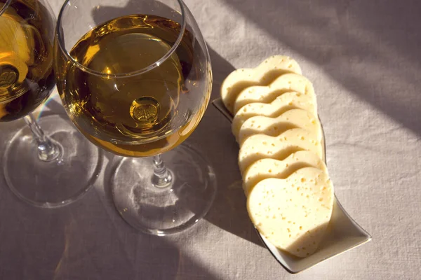 Szív alakú sajt és két pohár bort. Valentin-nap — Stock Fotó