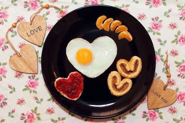 Bir kalp şeklinde çırpılmış yumurta ile kahvaltı. Sevgililer günü