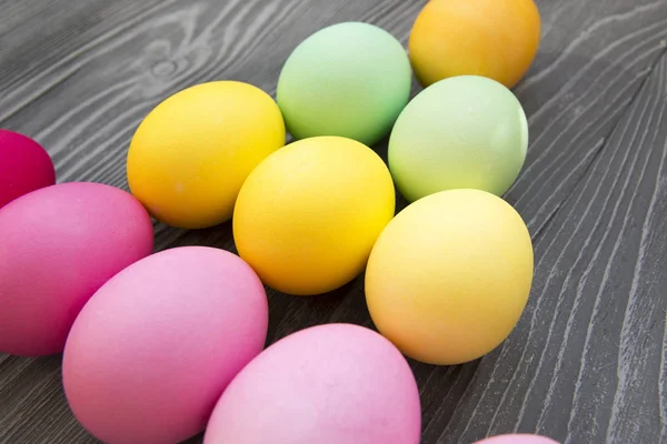 Gri bir arka plan üzerinde renkli boyalı yumurta. Paskalya kutluyor 