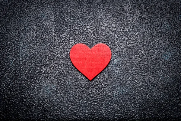 Coeur rouge en bois sur fond sombre. Vue du dessus — Photo