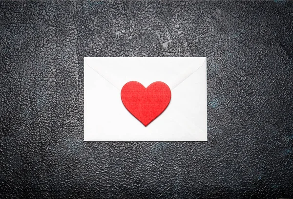 Lettre d'amour avec coeur en bois rouge. Concept d'amour romantique — Photo