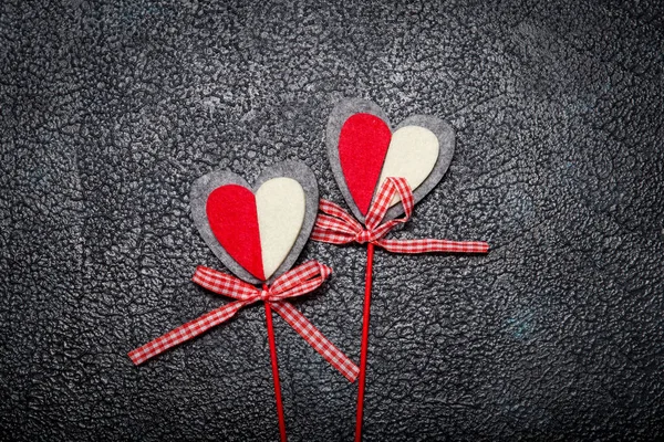Deux coeurs de tissus sur des bâtons. Concept d'amour romantique — Photo