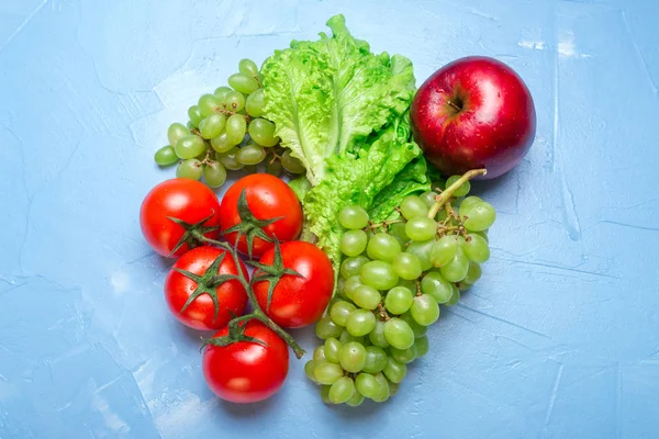 Vista superior de la comida saludable: tomate, manzana, uva, ensalada. Ea saludable — Foto de Stock