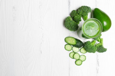 Yeşil Smoothie brokoli salatalık ve avokado
