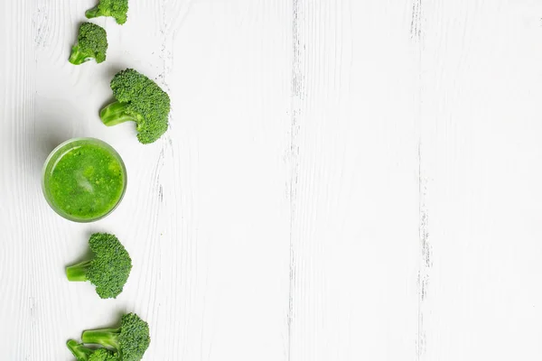 Smoothie verde de brócoli con espacio para el texto — Foto de Stock