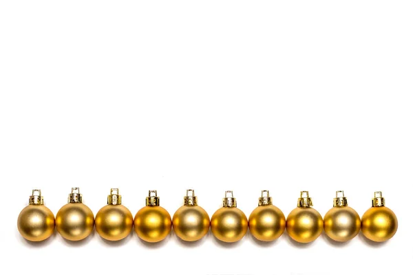 Rij van gouden Nieuwjaar en kerst ballen geïsoleerd — Stockfoto