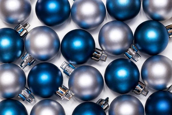 Μοτίβο μπλε και ασημί Πρωτοχρονιά και τα Χριστούγεννα μπάλες — Φωτογραφία Αρχείου