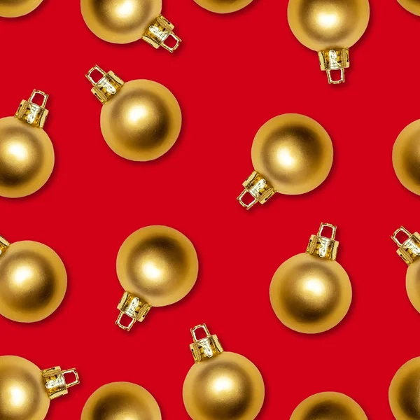 Seamless texture of gold New Year balls on red background — Stock Photo, Image