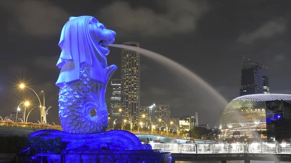 Singapur - 26 Mart 2017: Işık yansıtmaya Merlion heykeli bir sanat etkinliği sırasında. Merlion hayali bir yaratık bir aslanla baş ve vücut bir balık ve Singapur bir sembolü olarak görülen