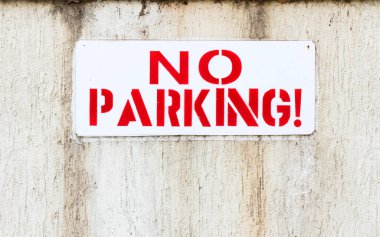 Park levhası yok. Özel alan. Lütfen arabanızı burada bırakmayın. Yol yukarı. Girmeyin. Yol işaretleri. Kırmızı harfler.. 