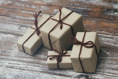 Zanaat kağıt ve kravat kenevir kablosu sarılmış parsel seti. Teslimat hizmeti. Online nakliye. Dekoratif ahşap arka plan. Noel konsepti sunar. Birçok hediye.