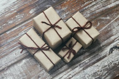 Zanaat kağıt ve kravat kenevir kablosu sarılmış parsel seti. Teslimat hizmeti. Online nakliye. Dekoratif ahşap arka plan. Noel konsepti sunar. Birçok hediye.