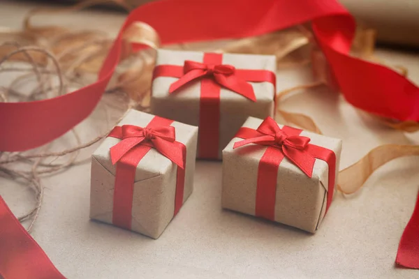 Algunas Cajas Regalo Envueltas Papel Artesanal Marrón Corbata Cinta Satén —  Fotos de Stock