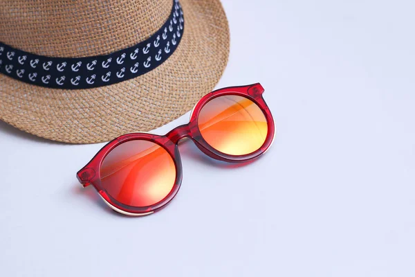 Sombrero Paja Gafas Sol Rojas Sobre Fondo Blanco Tiempo Vacaciones —  Fotos de Stock