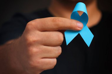 Erkeklerin elleri mavi bir kurdele tutar. Kasım ayı sağlık kontrolü. Prostat iltihabının önlenmesi. Kanser farkındalığı. Tıraş Ayı Yok.