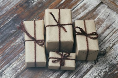 Zanaat kağıt ve kravat kenevir kablosu sarılmış parsel seti. Teslimat hizmeti. Online nakliye. Dekoratif ahşap arka plan. Noel konsepti sunar. Birçok hediye.