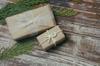 Zanaat kağıt ve kravat kenevir kablosu sarılmış parsel seti. Teslimat hizmeti. Online nakliye. Dekoratif ahşap arka plan. Noel konsepti sunar. Birçok hediye.