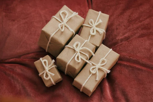 Regalos Para Una Navidad Cajas Regalo Envueltas Papel Artesanal Corbata —  Fotos de Stock