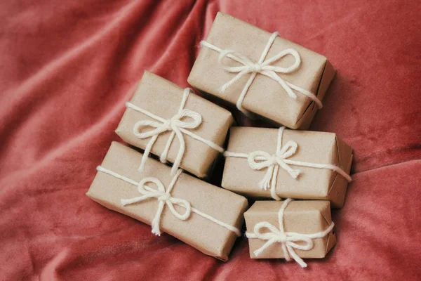 Presentes Para Natal Caixas Presente Embrulhadas Papel Artesanal Amarrar Corda — Fotografia de Stock